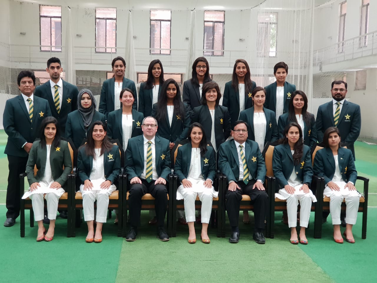Gemaal with the Pakistan Women cricket team and staff